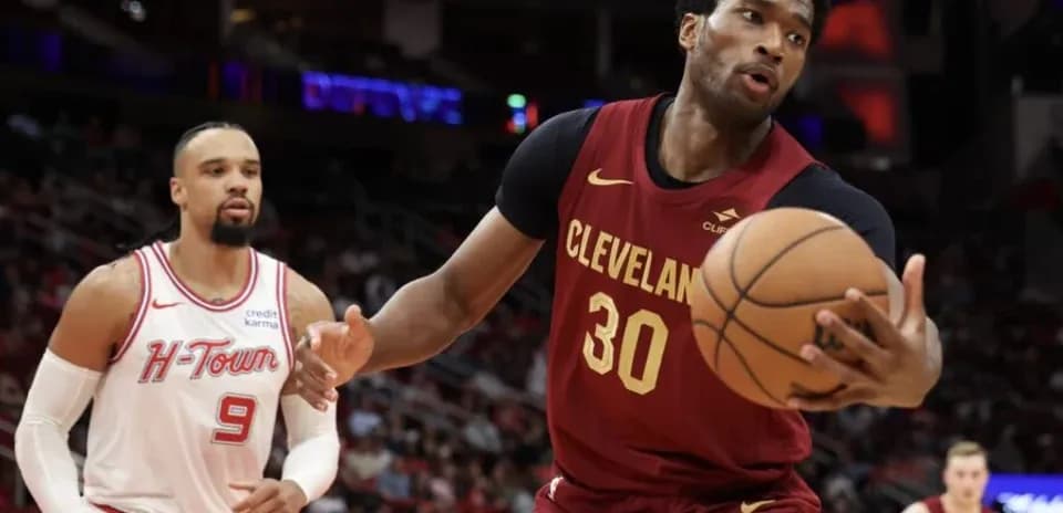 Jugador de Cleveland driblando el balón en partido