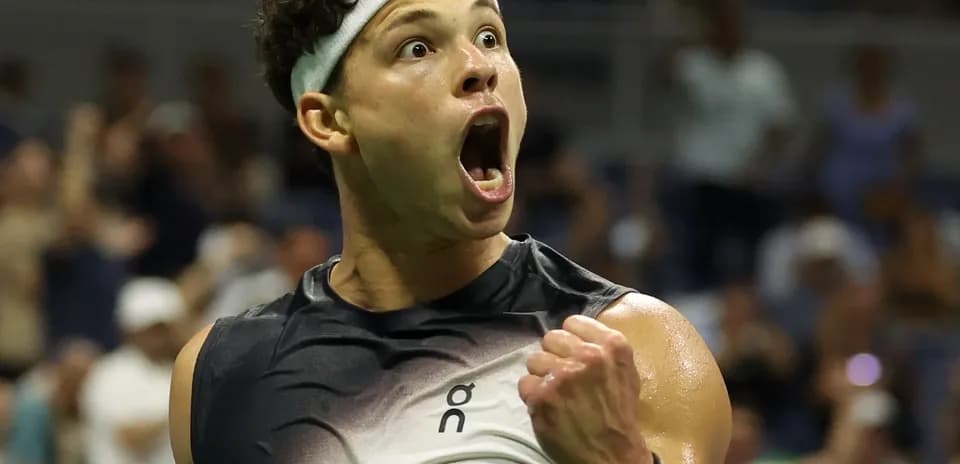 Jugador de tenis celebrando un punto en el partido