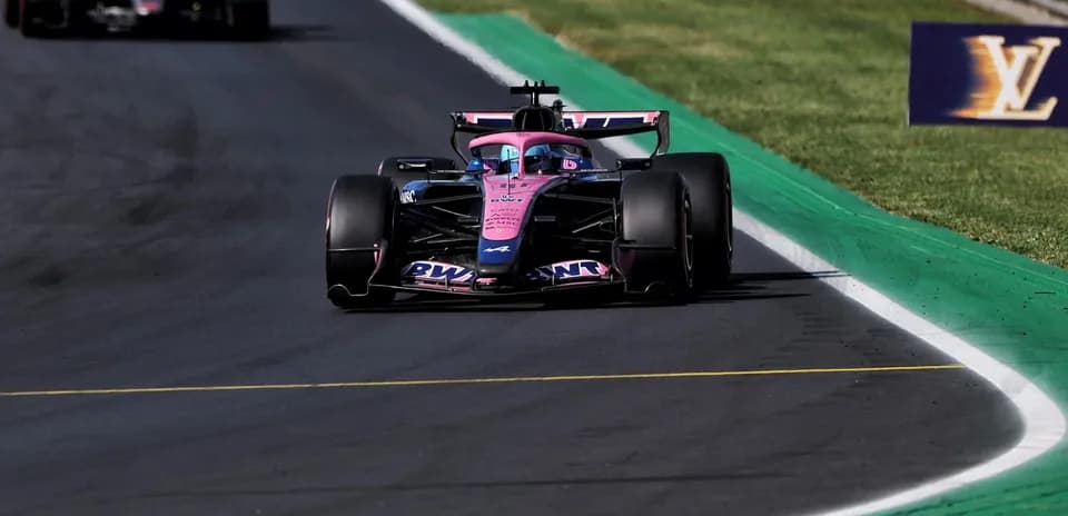 Coche de Fórmula 1 de color rosa en pista