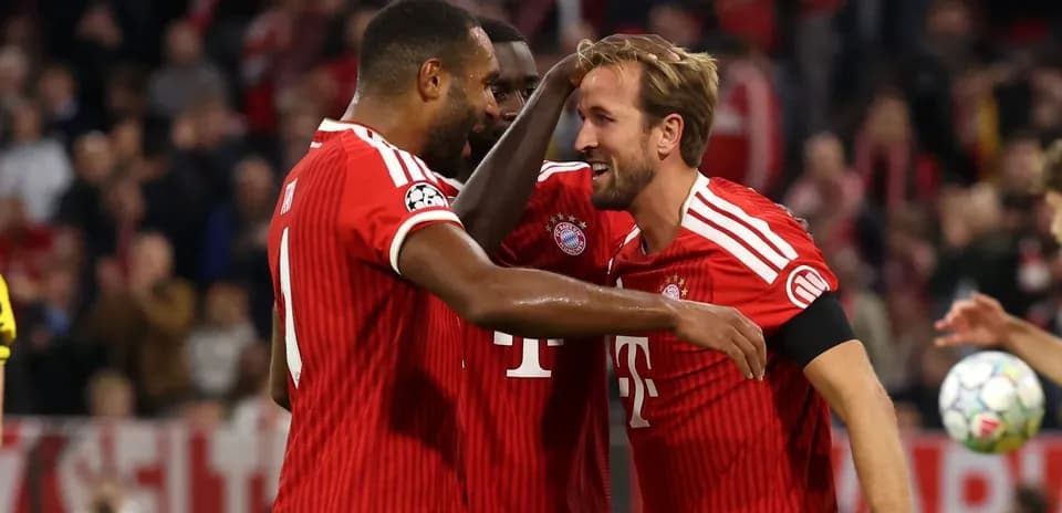 Jugadores de Bayern Múnich celebrando un gol juntos