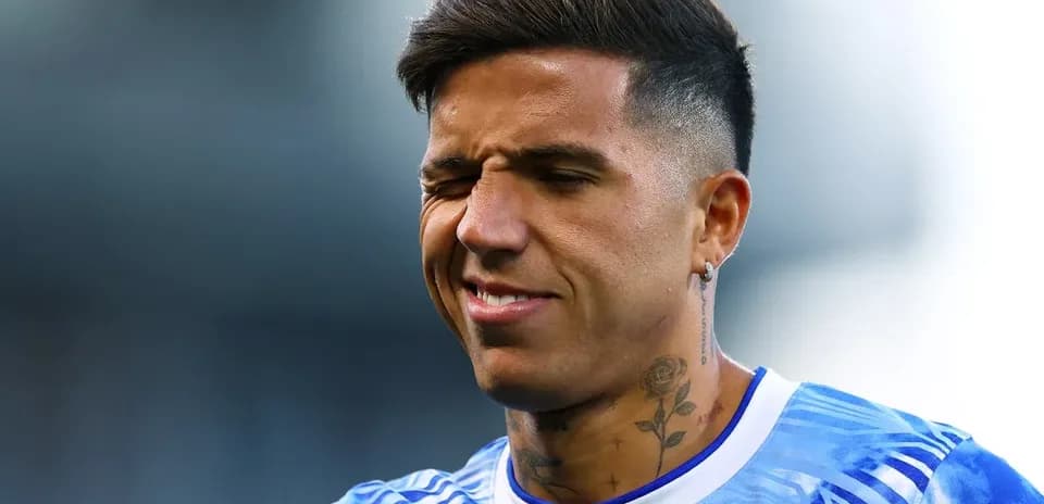 Jugador con camiseta azul sonriendo durante calentamiento