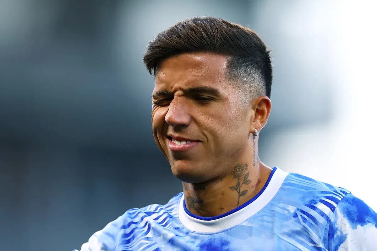 Jugador con camiseta azul sonriendo durante calentamiento