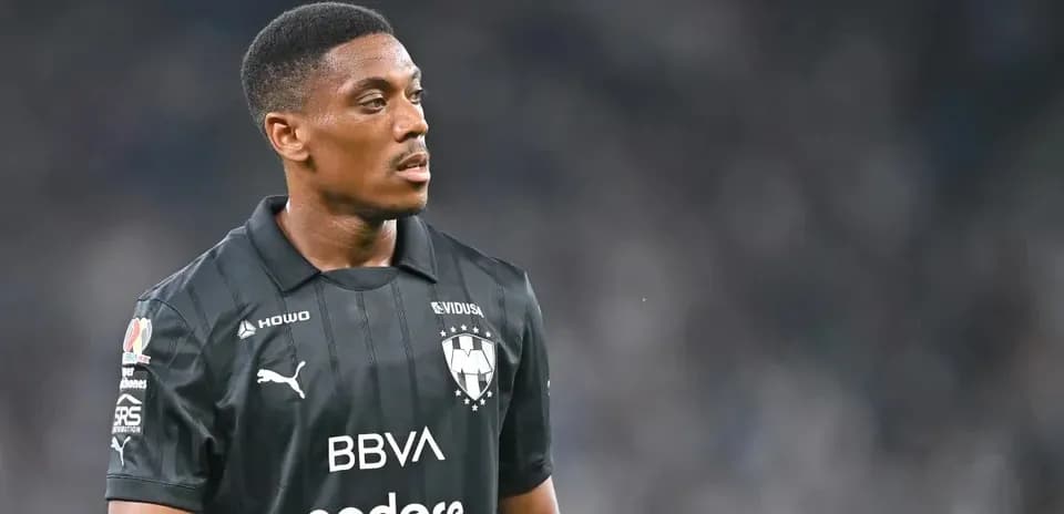Jugador de Monterrey en acción durante el partido