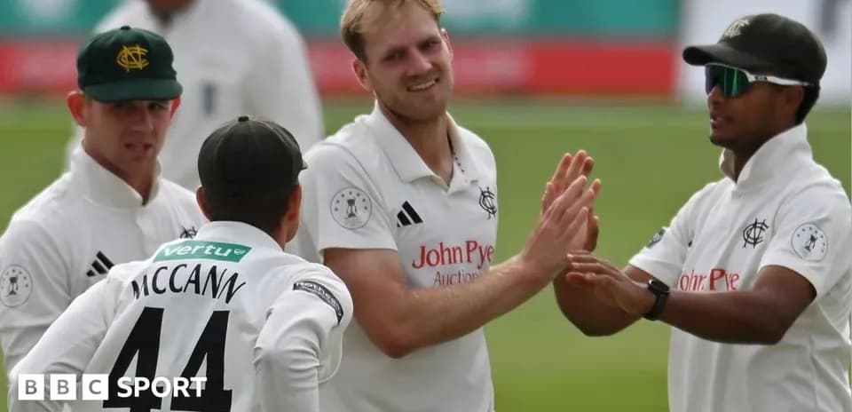 Jugadores de cricket celebrando una wicket en el campo