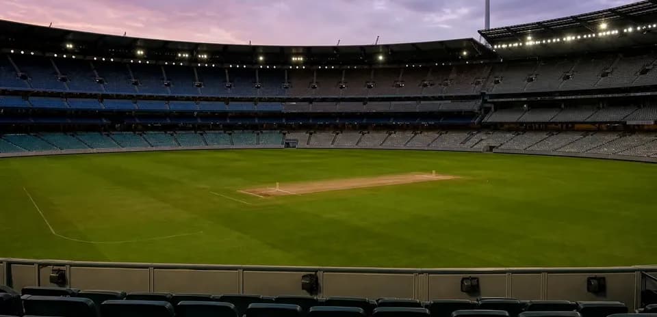 Estadio vacío con campo de cricket iluminado