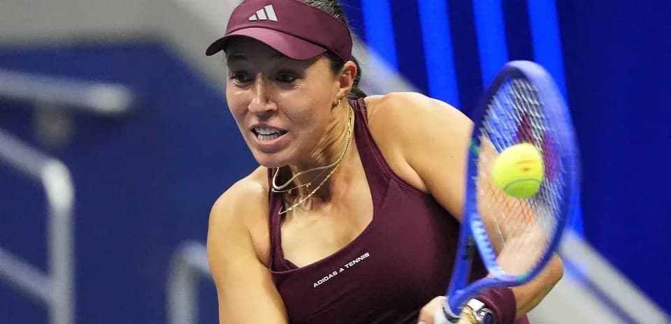Jugadora de tenis golpeando una pelota en la cancha