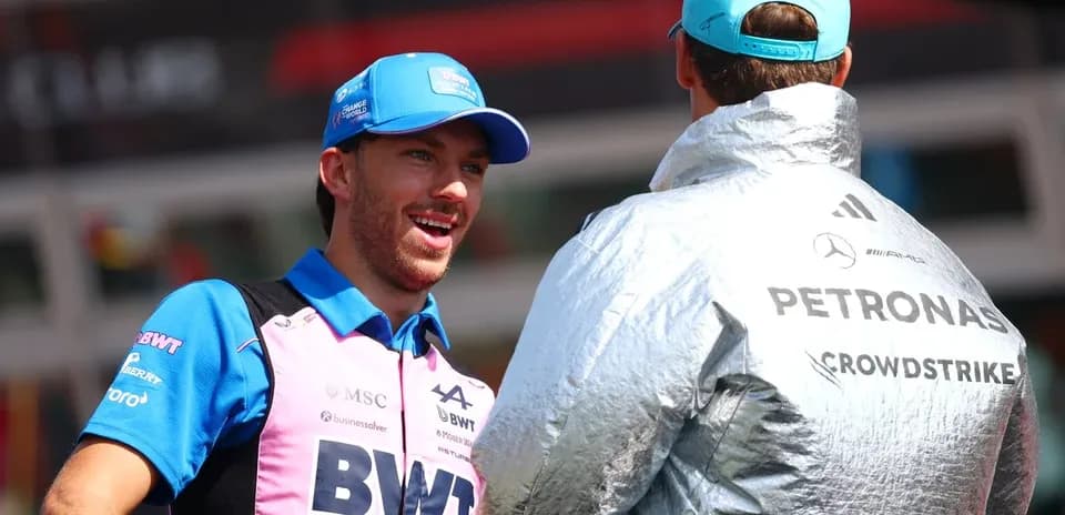 Piloto sonriente conversando con otro en la pista
