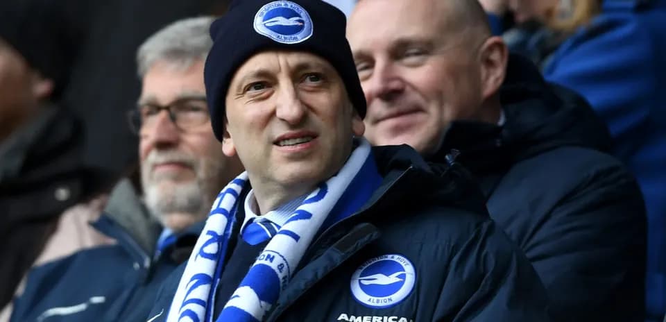 Hombre con bufanda de Brighton en el estadio