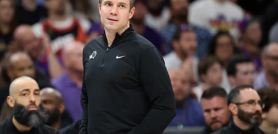 Entrenador de baloncesto observando el partido