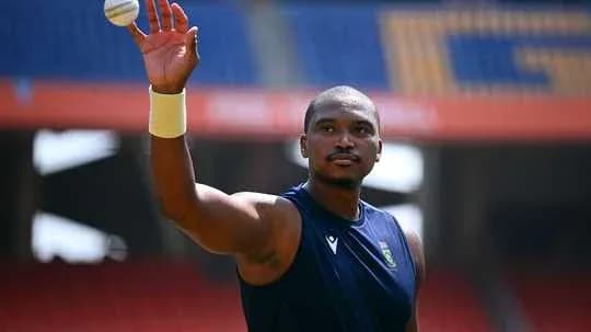 Jugador de cricket lanzando una pelota en entrenamiento