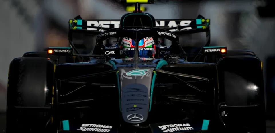 Coche de Fórmula 1 en pista durante carrera