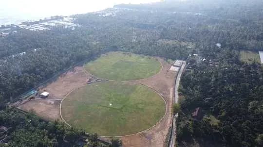 Vista aérea de dos campos de cricket en la naturaleza