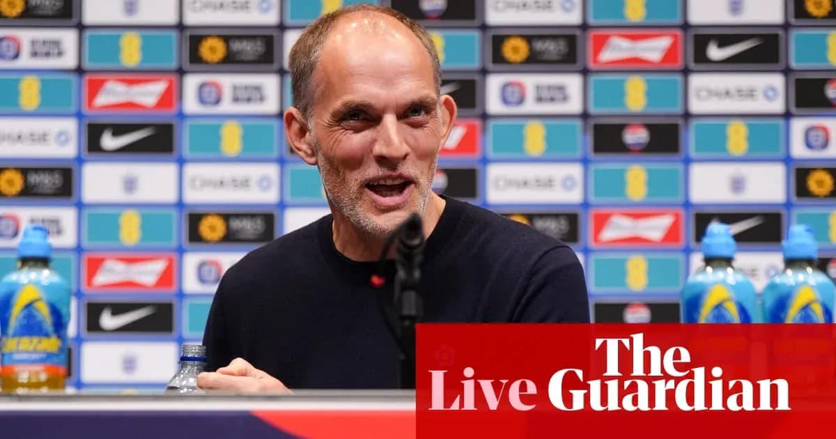 Entrenador en conferencia de prensa con micrófono