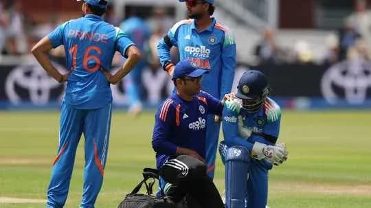 Jugadores de cricket de India en el campo de juego