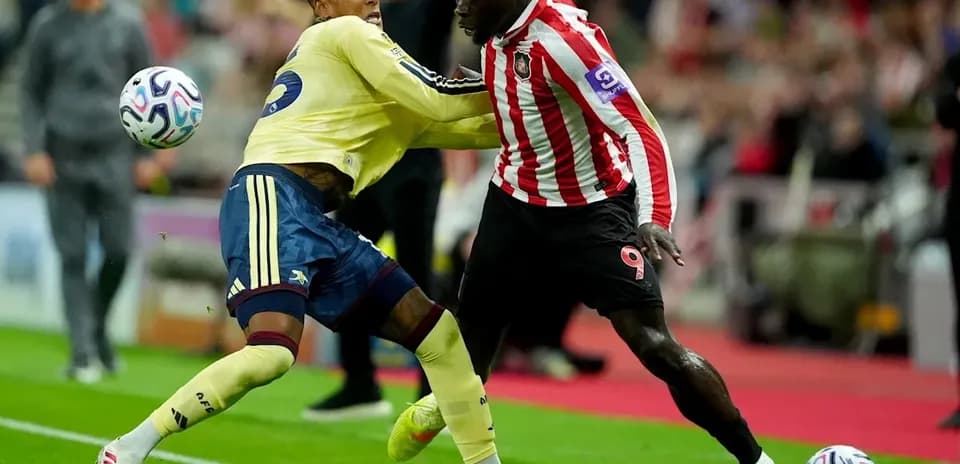 Jugadores luchando por el balón durante el partido