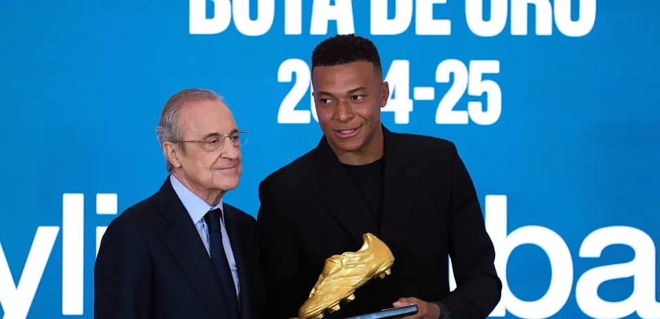 Mbappé recibiendo la Bota de Oro 2024-25