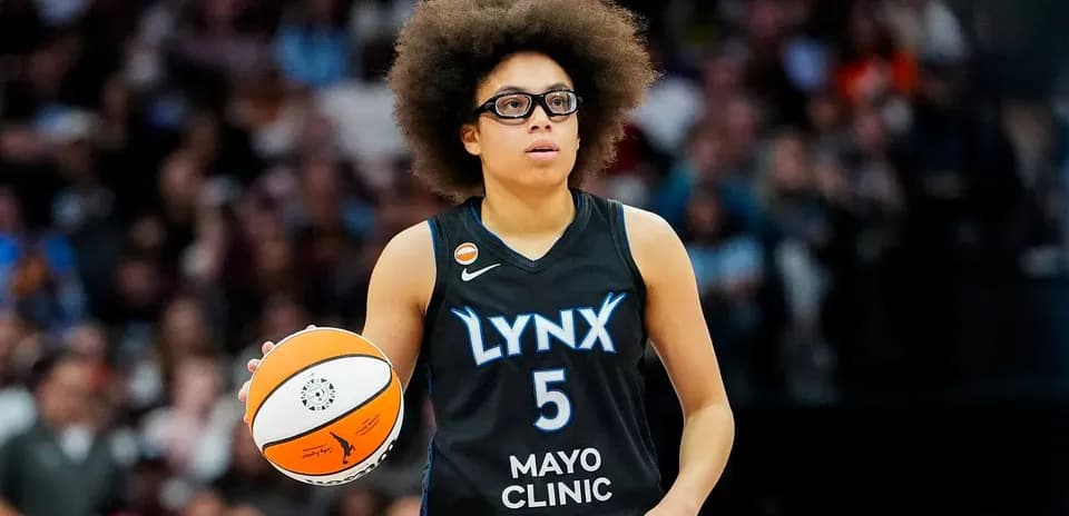 Jugadora de Lynx sosteniendo balón durante partido