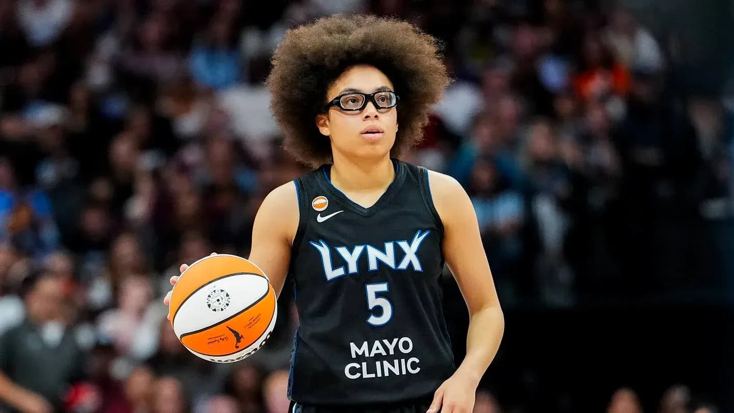 Jugadora de Lynx sosteniendo balón durante partido
