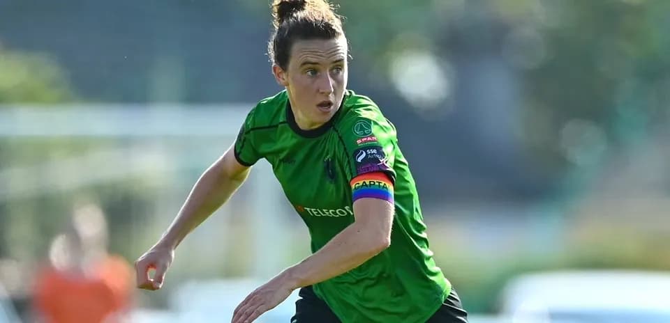 Jugadora con camiseta verde corriendo en el campo
