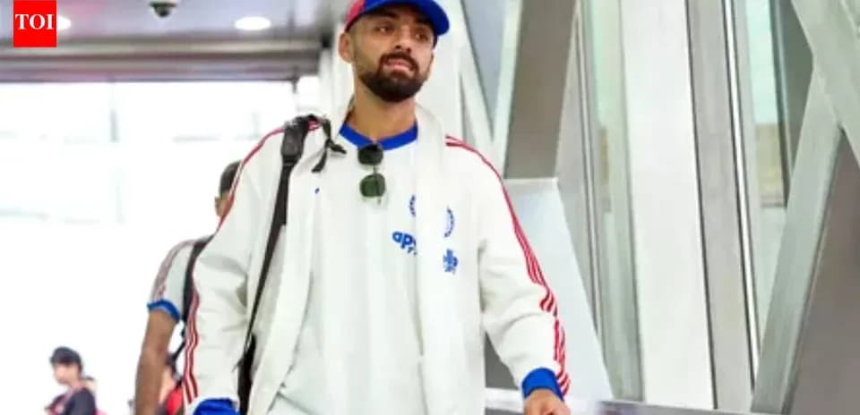 Jugador caminando en el aeropuerto con maleta