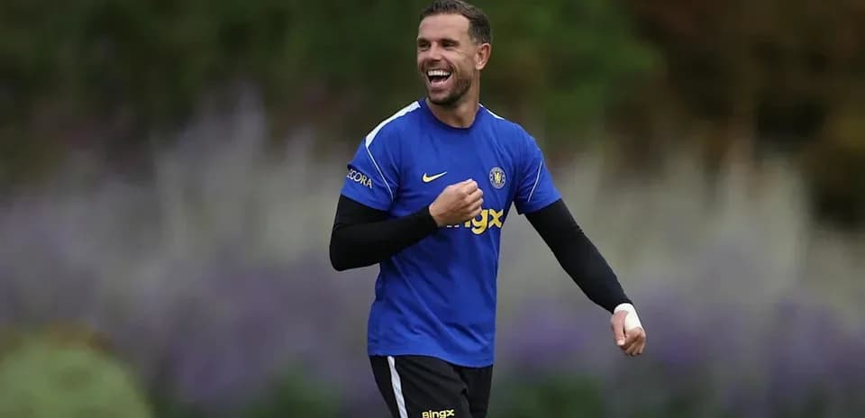 Jugador entrenando y sonriendo en la sesión