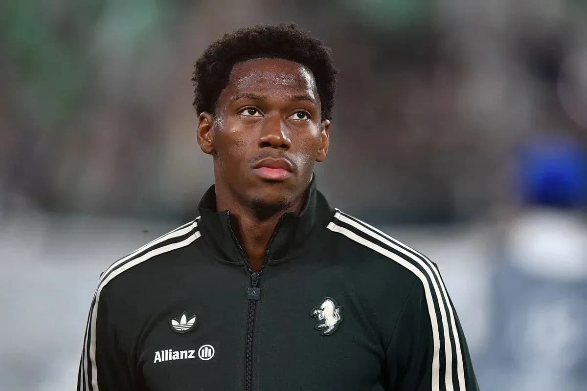 Jugador con chaqueta negra en el campo