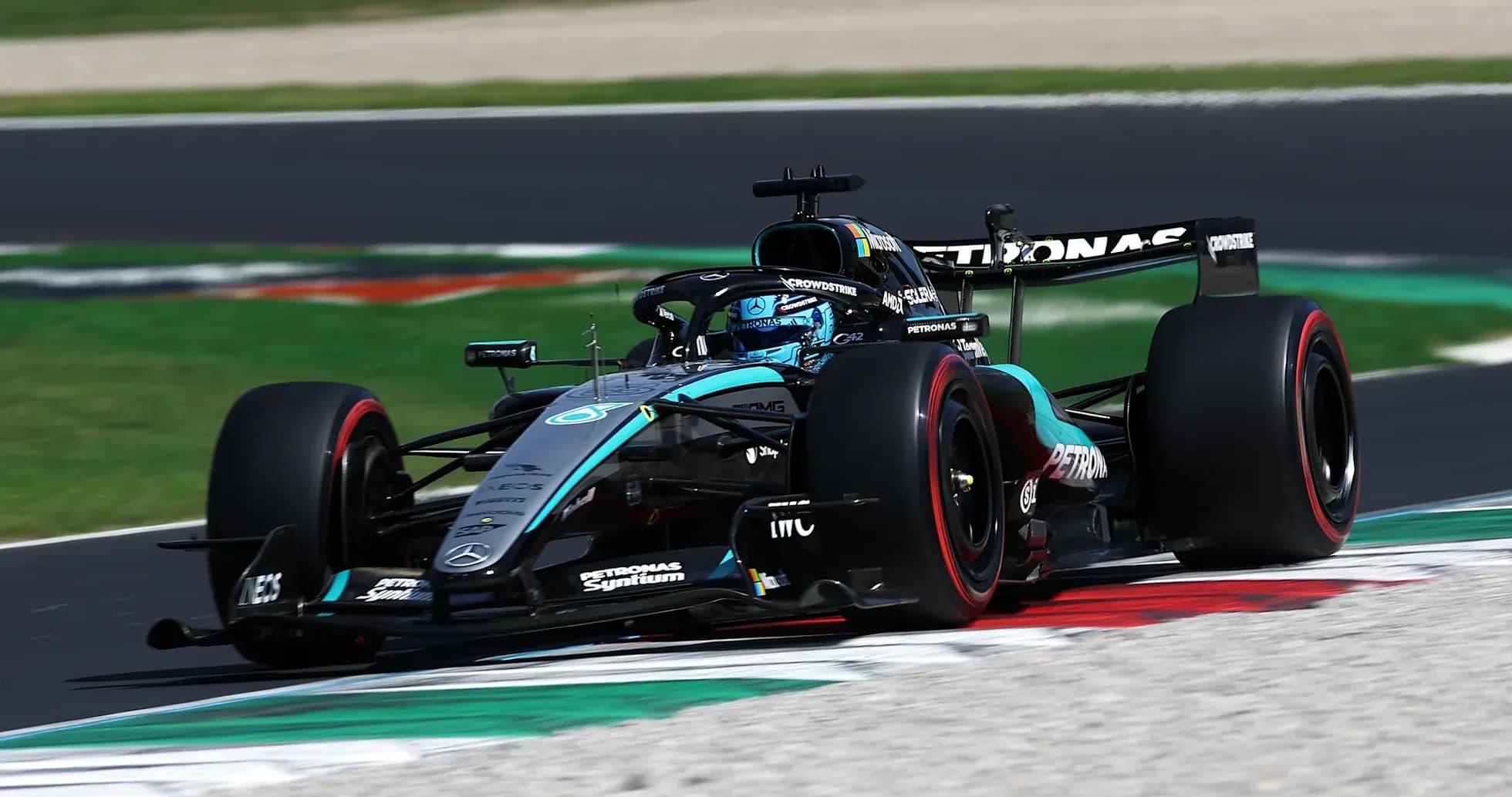 Coche de Fórmula 1 en pista durante carrera