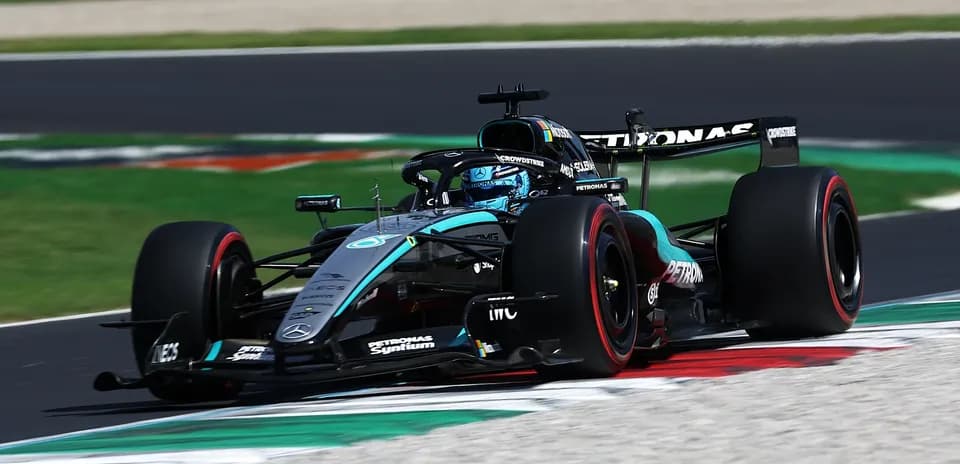 Coche de Fórmula 1 en pista durante carrera