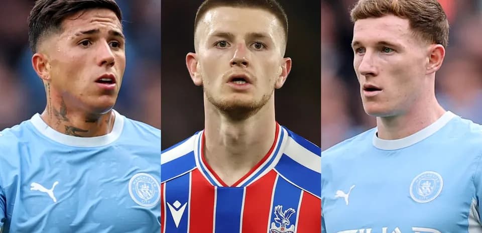 Tres jugadores de fútbol en retratos individuales
