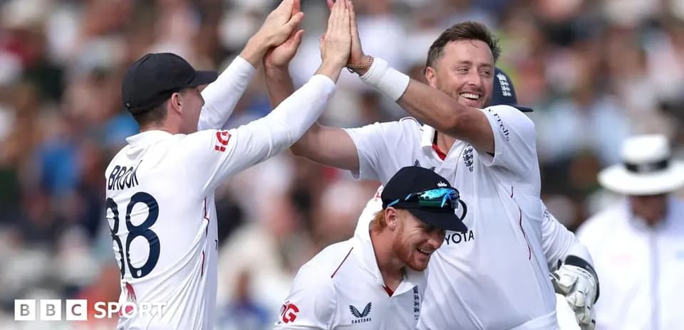 Jugadores de cricket celebrando una captura exitosa