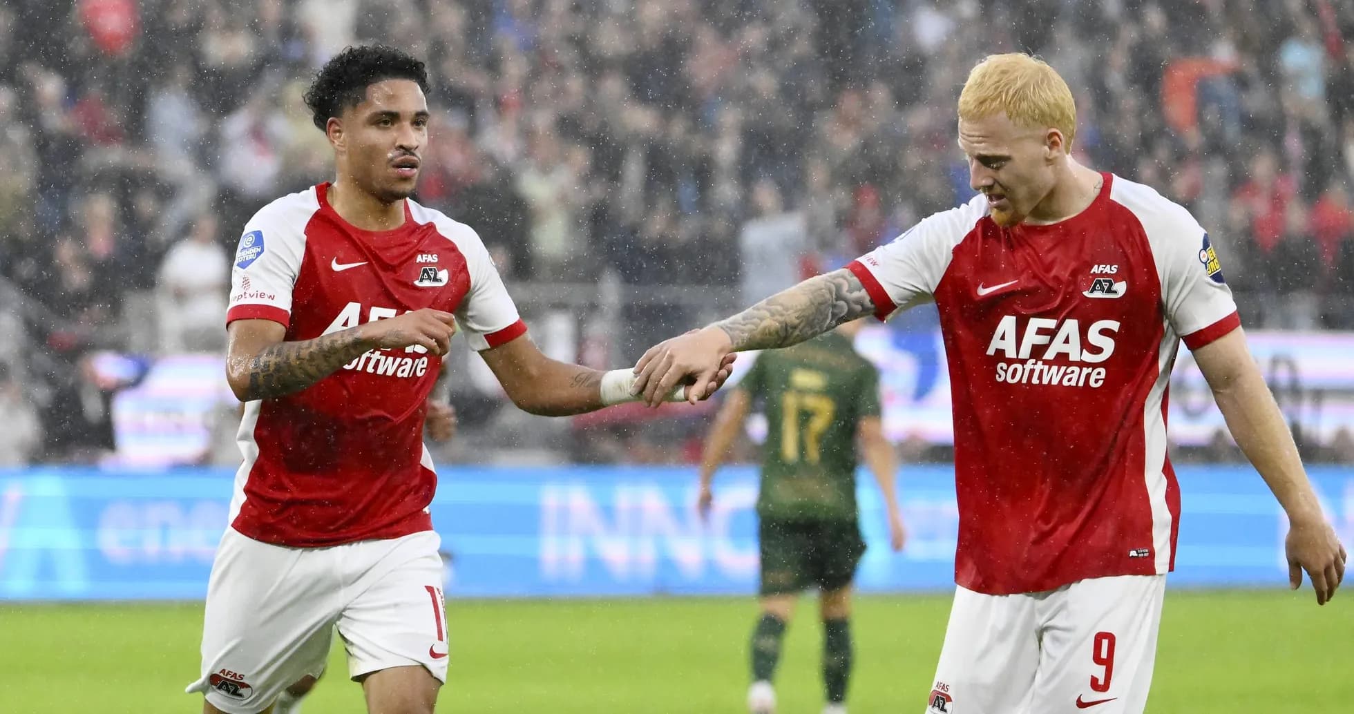 Jugadores de AZ Alkmaar celebrando en el campo de juego