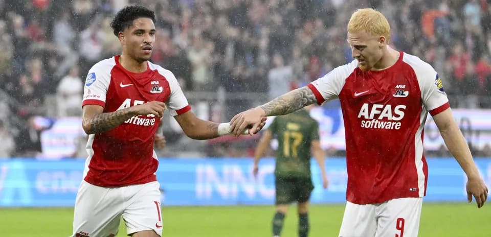 Jugadores de AZ Alkmaar celebrando en el campo de juego