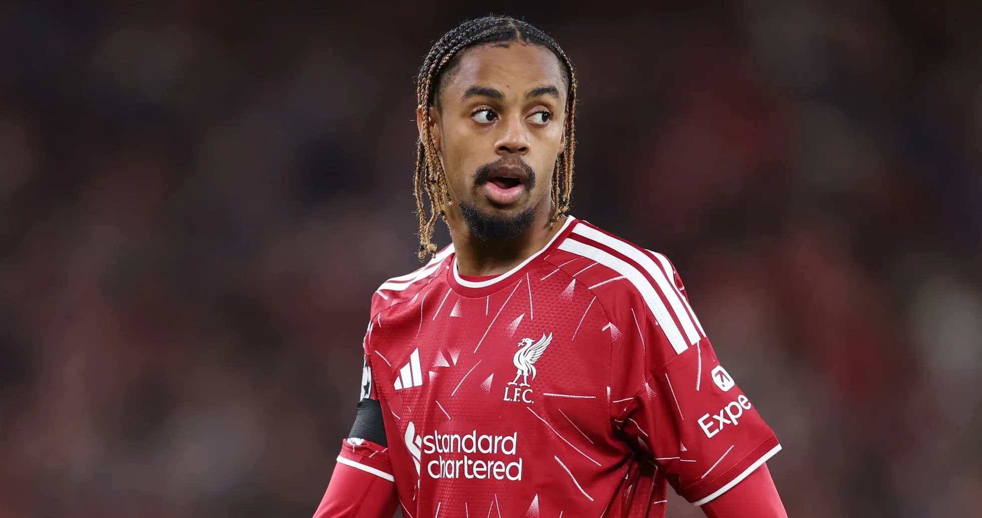 Jugador de Liverpool en acción durante el partido