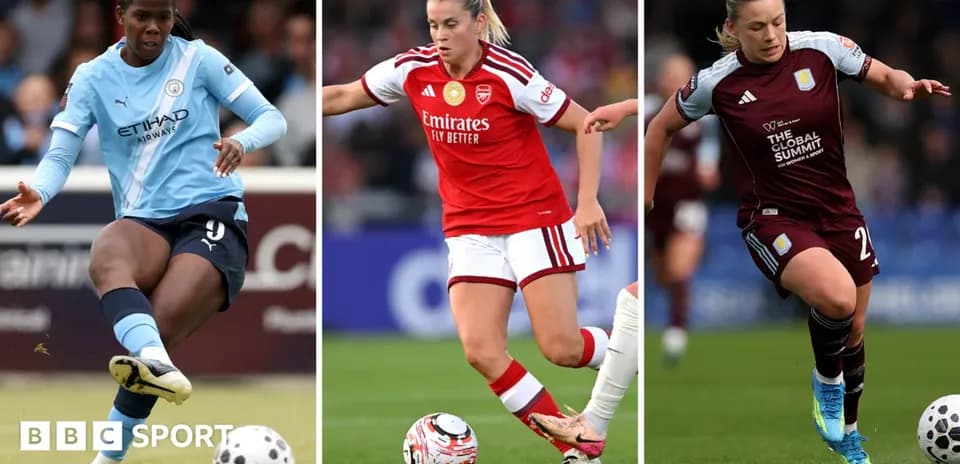 Tres jugadoras de fútbol en acción durante el partido