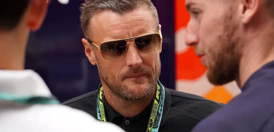 Hombre con gafas de sol hablando en evento