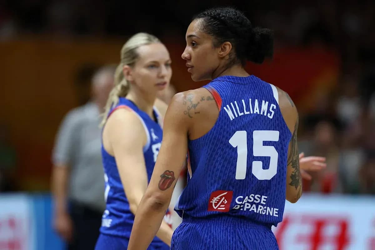 Jugadoras de baloncesto en acción durante partido