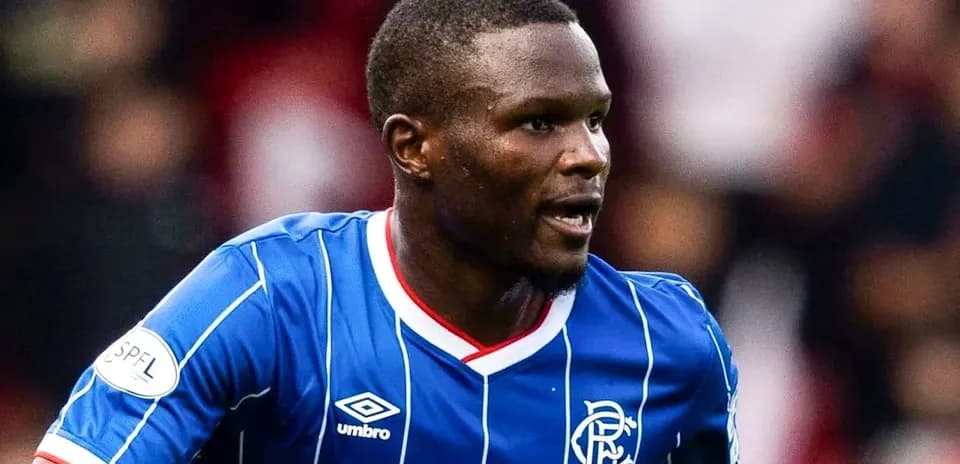 Jugador de Rangers corriendo con balón durante partido