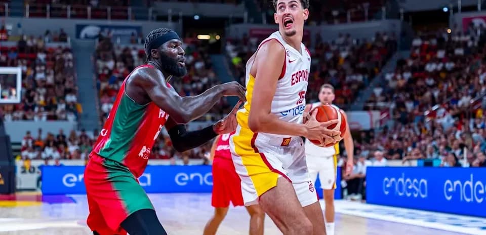 Jugador de España driblando mientras es defendido