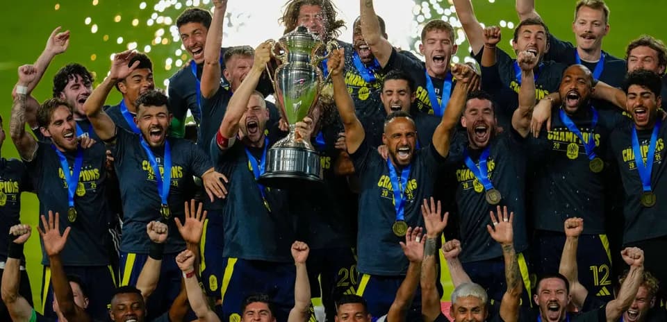 Equipo celebrando con trofeo tras ganar el campeonato
