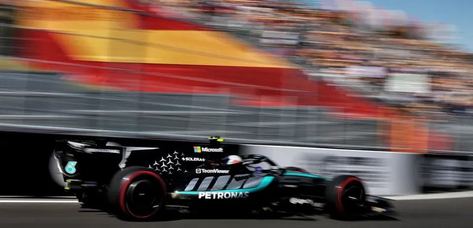 Coche de Fórmula 1 acelerando en la pista