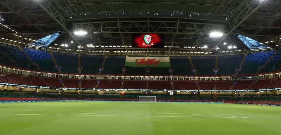 Estadio con bandera de Gales y césped verde