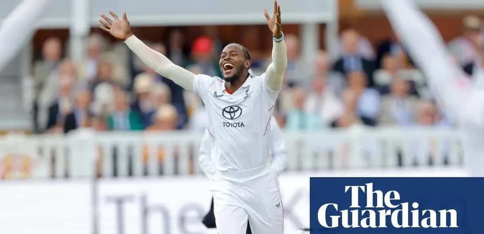 Jugador de cricket celebrando en el campo