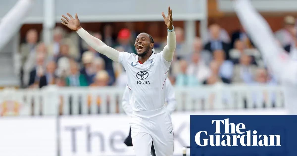 Jugador de cricket celebrando en el campo
