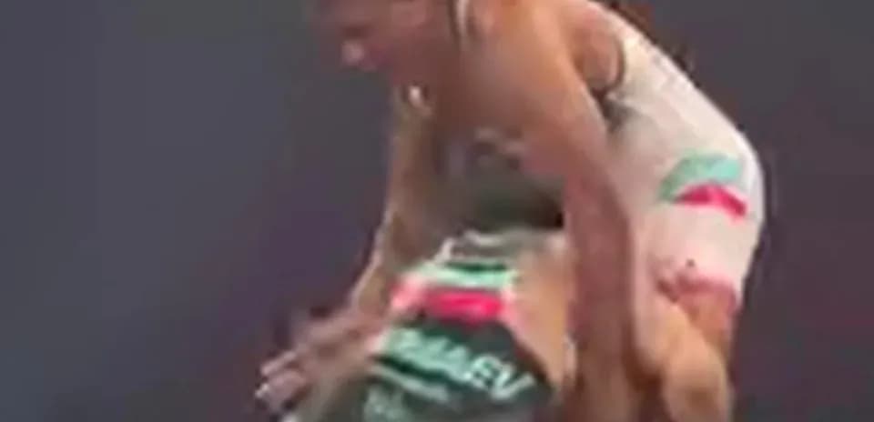 Luchadores en acción durante un combate de lucha libre