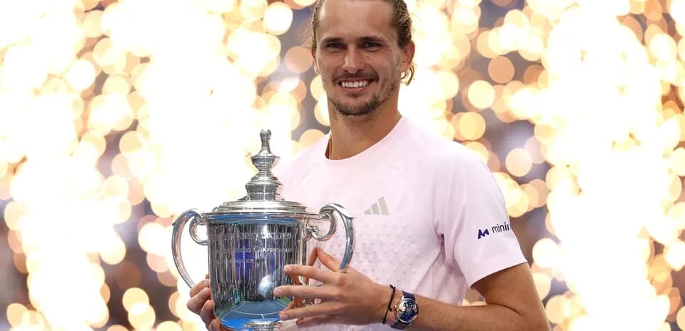Jugador sosteniendo trofeo en ceremonia de premiación