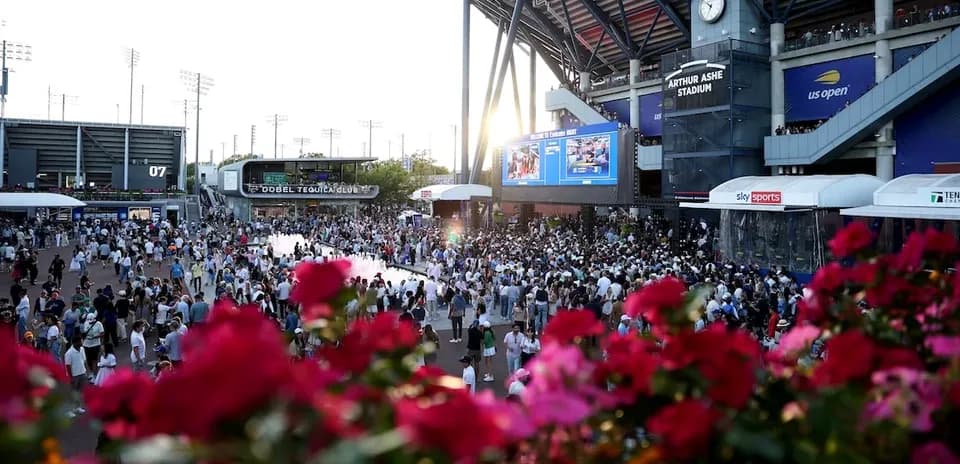 Multitud en el exterior del estadio Arthur Ashe