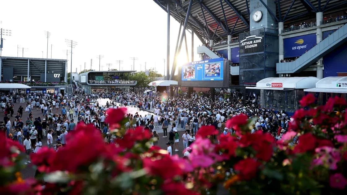 Multitud en el exterior del estadio Arthur Ashe