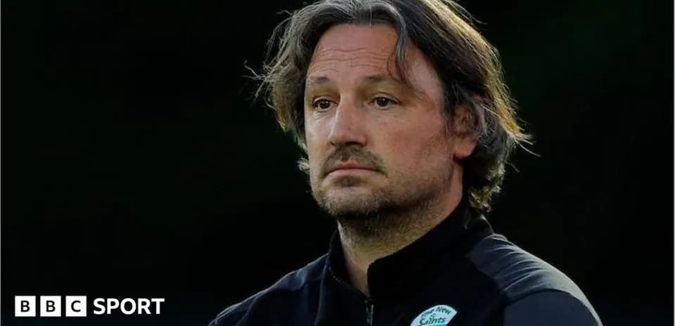 Entrenador observando durante un partido de fútbol