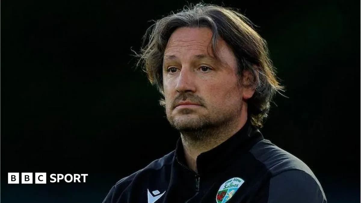 Entrenador observando durante un partido de fútbol