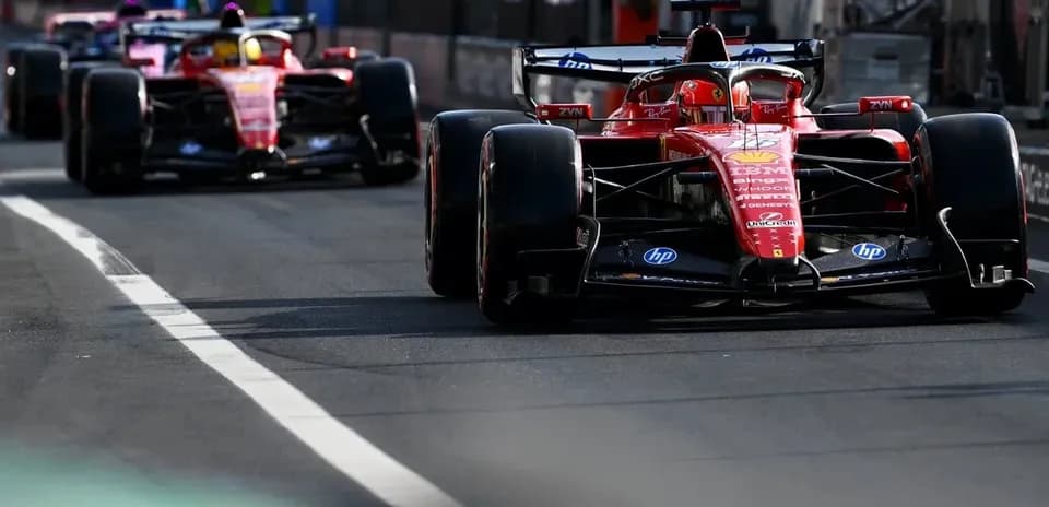 Dos coches de Ferrari en el pit lane durante carrera